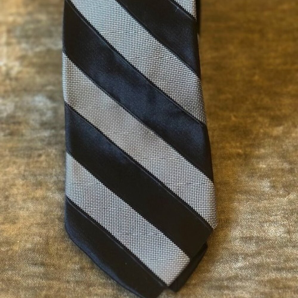 Men's Michael Kors Tie.  Black/Silver Wide stripe